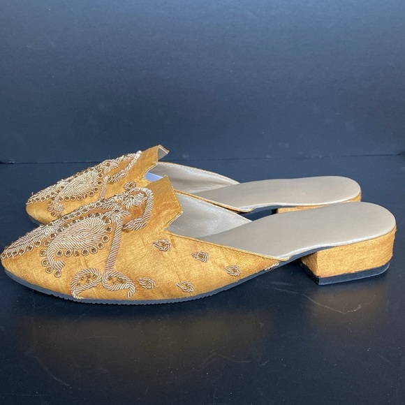 Saachi Signature Mules Brocade Embroidered Slip on Gold Yellow Size 7 - Picture 7 of 11
